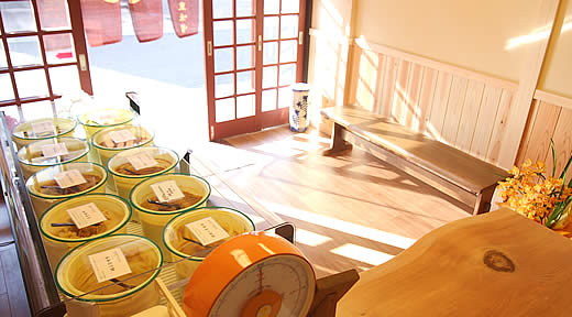 滋賀県大津の九重味噌の店内