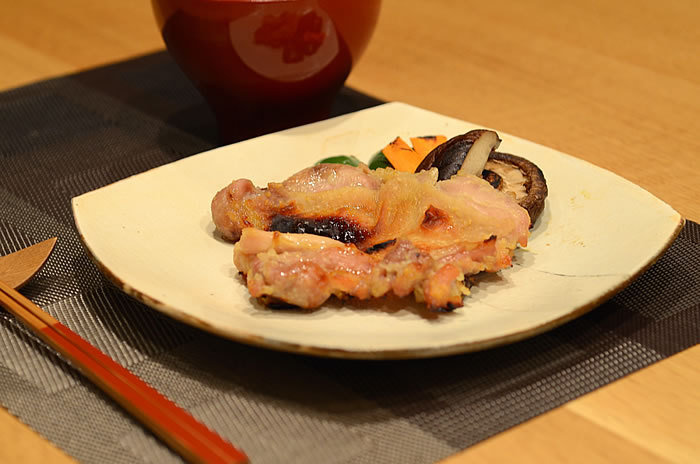 西京漬けで鶏肉を漬ける。