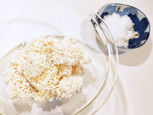 分量の米麹と塩を準備、塩麹の作り方レシピ