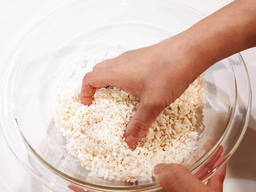 先に米麹と塩を均一に混ぜる、塩麹の作り方レシピ